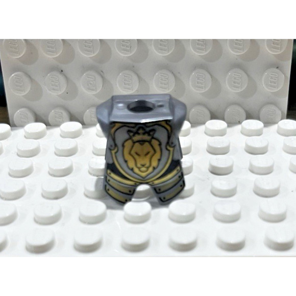 Lego Vintage Gold Lion Head Gray Armor Accessory - Picture 2 of 6